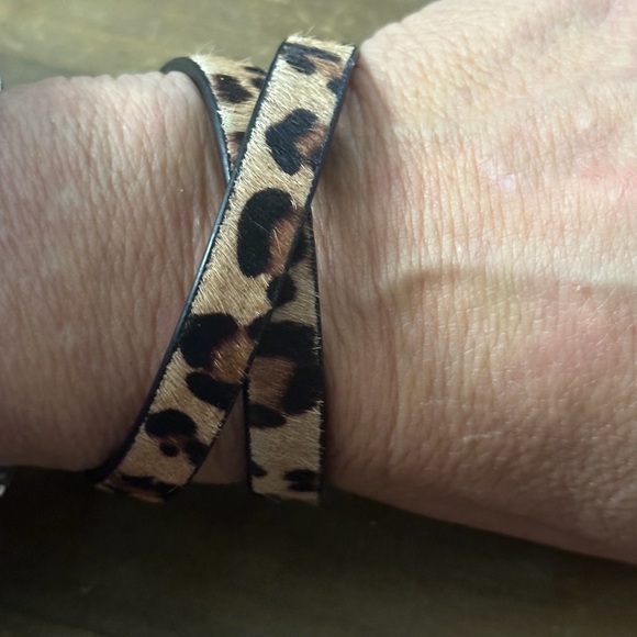 Express leopard print wrap bracelet - Picture 2 of 5